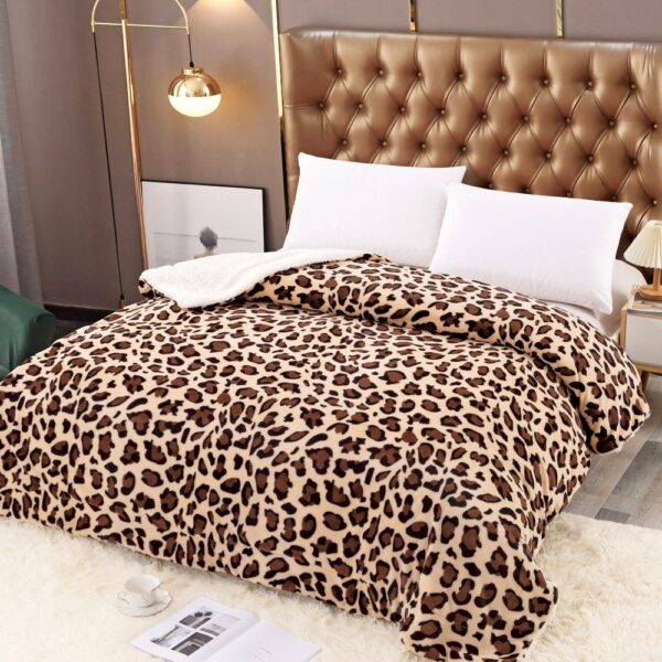 patura cu blanita animal print