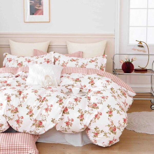 lenejrie de pat finet alba cu flori rosii
