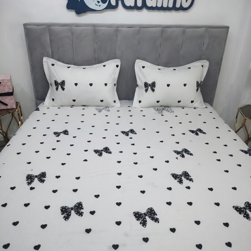 husa de pat material finet alba cu fundite negre (2) husa de pat material finet alba cu fundite negre