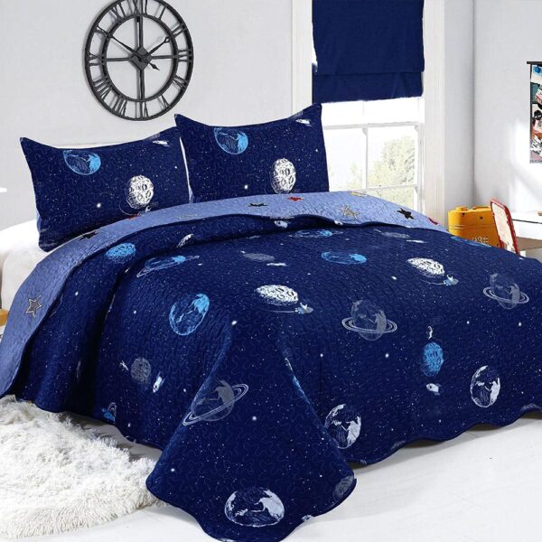 cuvertura de pat albastru-bleumarin cu planete