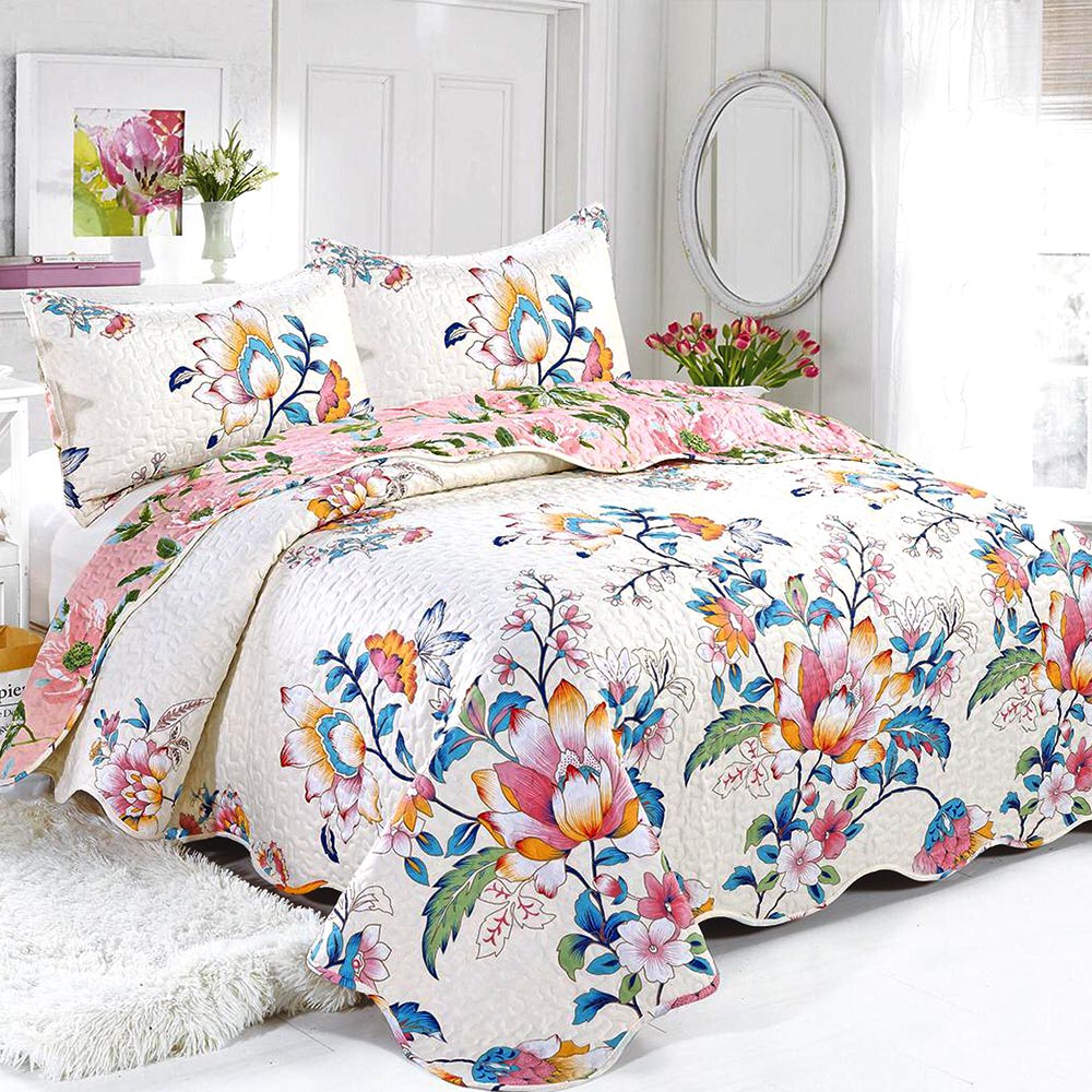 cuvertura de pat alba cu flori colorate