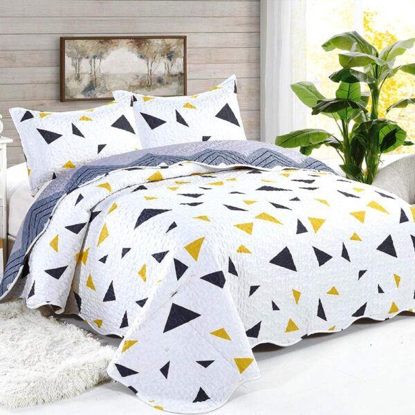 cuvertura de pat alba cu model geometric