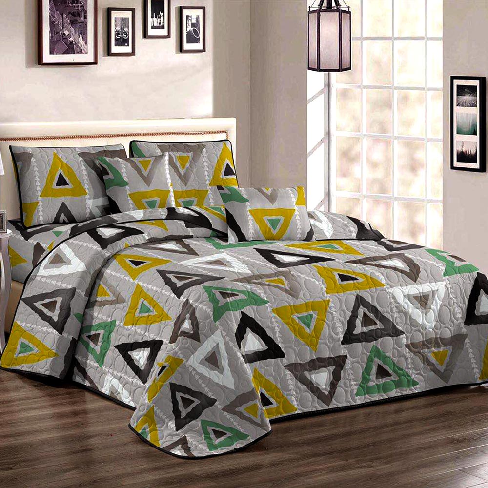 Cuvertura de pat multicolora cu triunghiuri