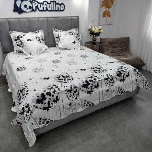 cuvertura de pat alba cu fluturasi negrii