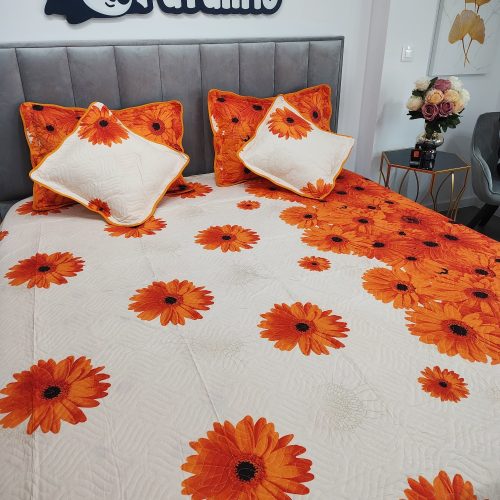 cuvertura de pat bej cu flori portocalii