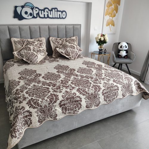 cuvertura de pat bej cu ornamente maro