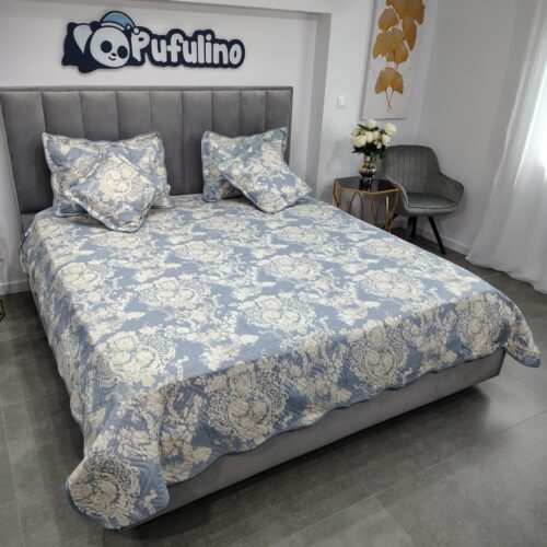cuvertura de pat bleu cu ornamente