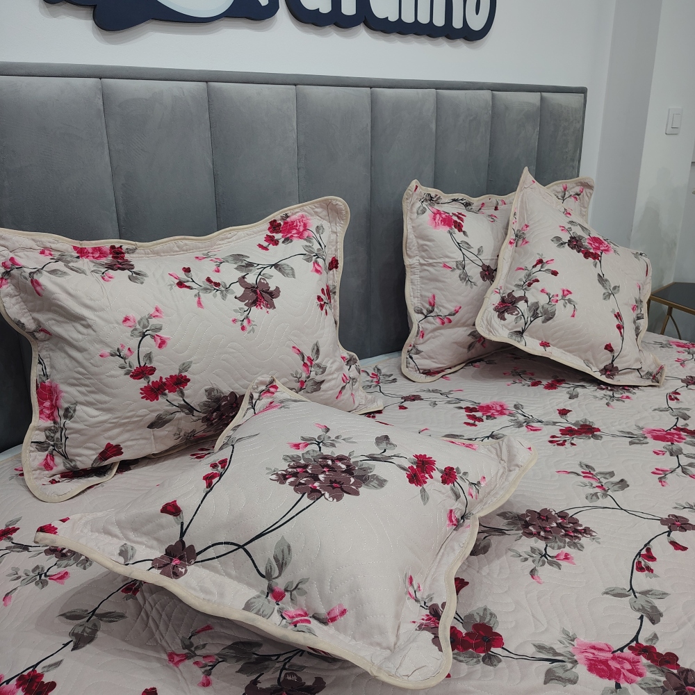 cuvertura de pat crem cu floricele rosii (1) Set Cuvertura de Pat 5 Piese, Policoton, Pat 2 Persoane, 230×250 Cm - East Comfort - PUF93752 - imagine 3