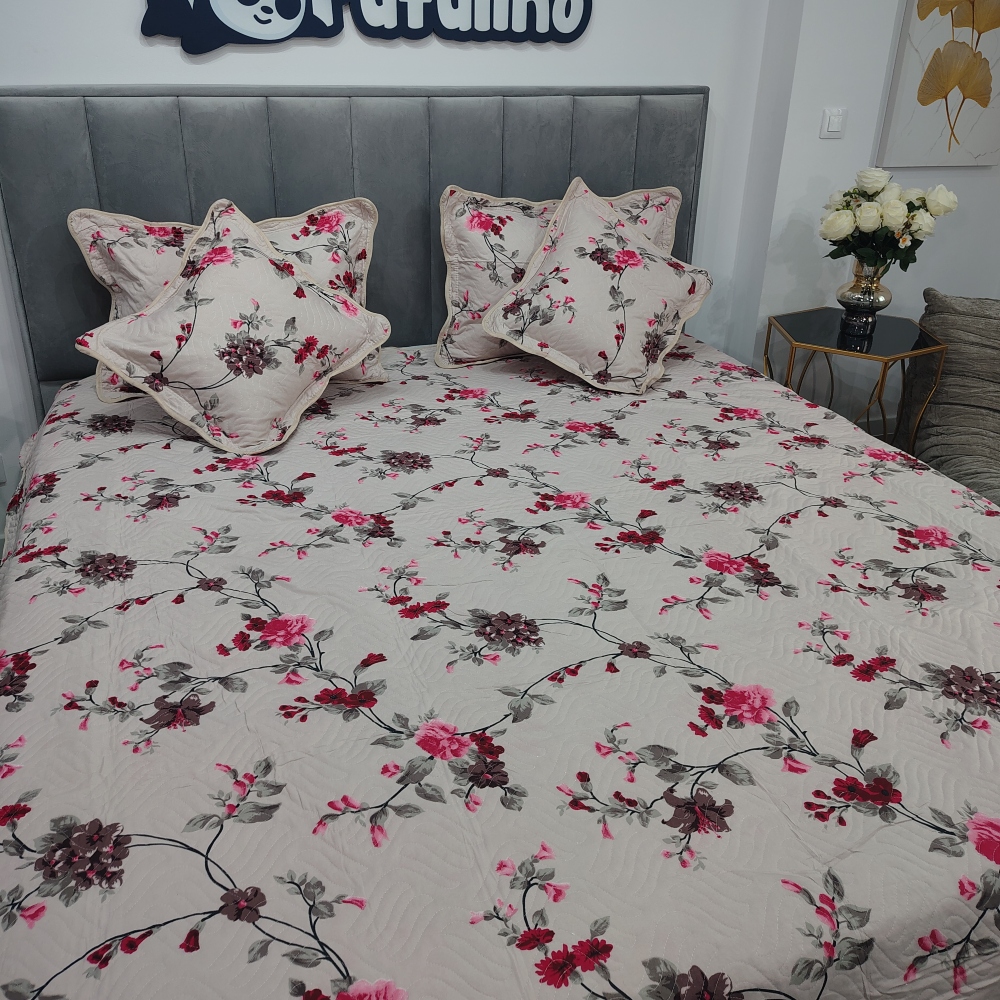cuvertura de pat crem cu floricele rosii (2) Set Cuvertura de Pat 5 Piese, Policoton, Pat 2 Persoane, 230×250 Cm - East Comfort - PUF93752 - imagine 4