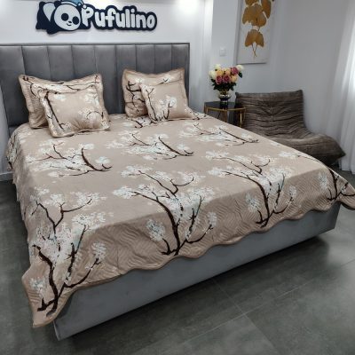 cuvertura de pat bej cu floricele