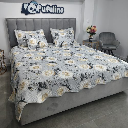 cuvertura de pat gri cu trandafiri