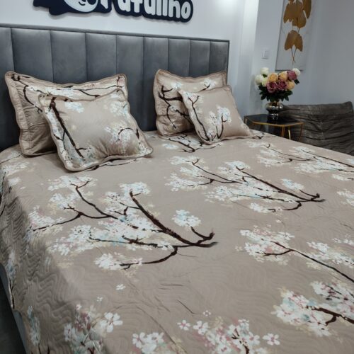 cuvertura de pat bej cu floricele