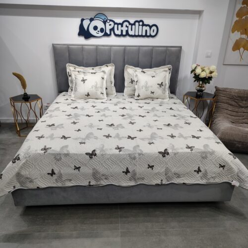 cuvertura de pat bej cu fluturasi