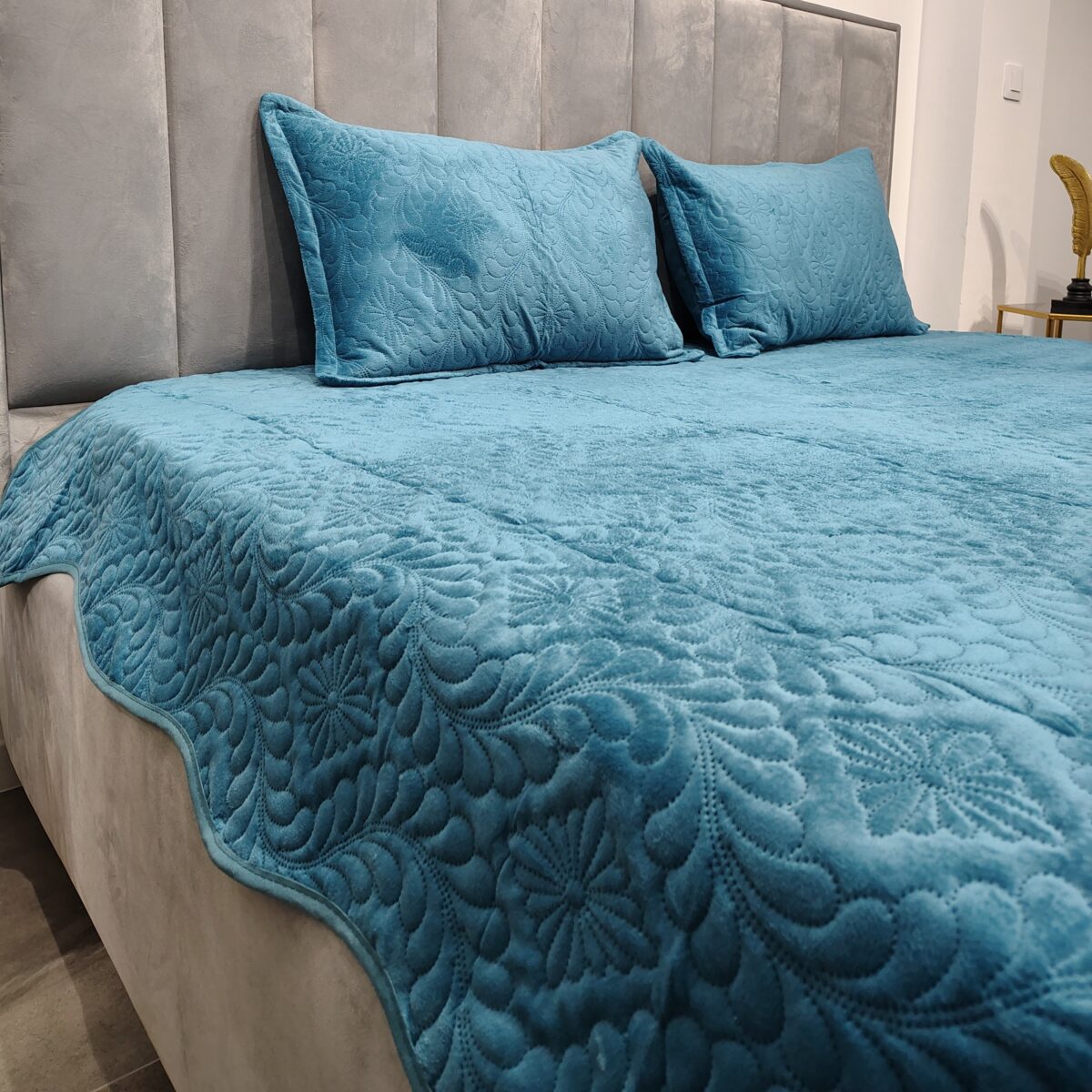 Cuvertura microfibra catifelata bleumarin de aproape