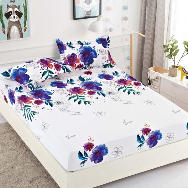 husa de pat alba cu flori albastre