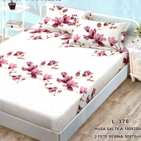 husa de pat finet si 2 fete de perna crem cu flori rosii