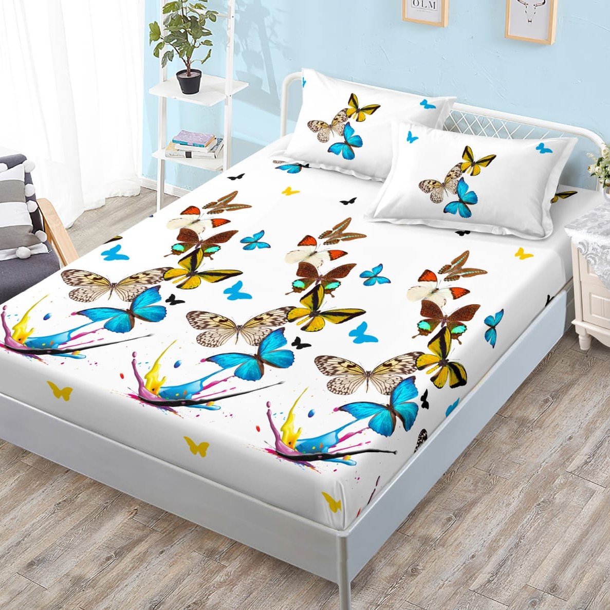 husa de pat cu elastic alba cu fluturi colorati