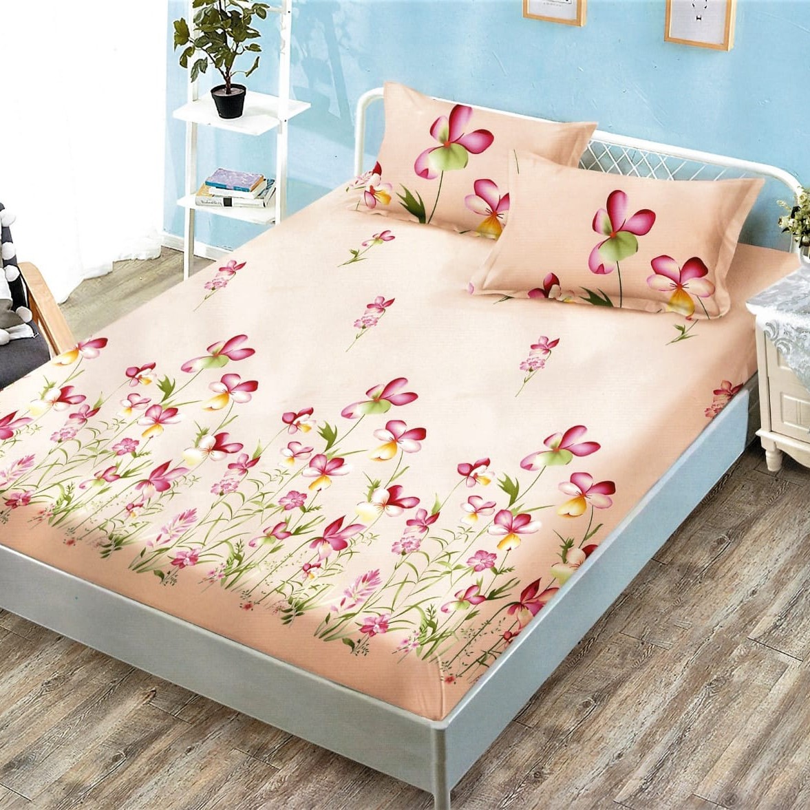 husa de pat cu elastic bej cu flori rosii