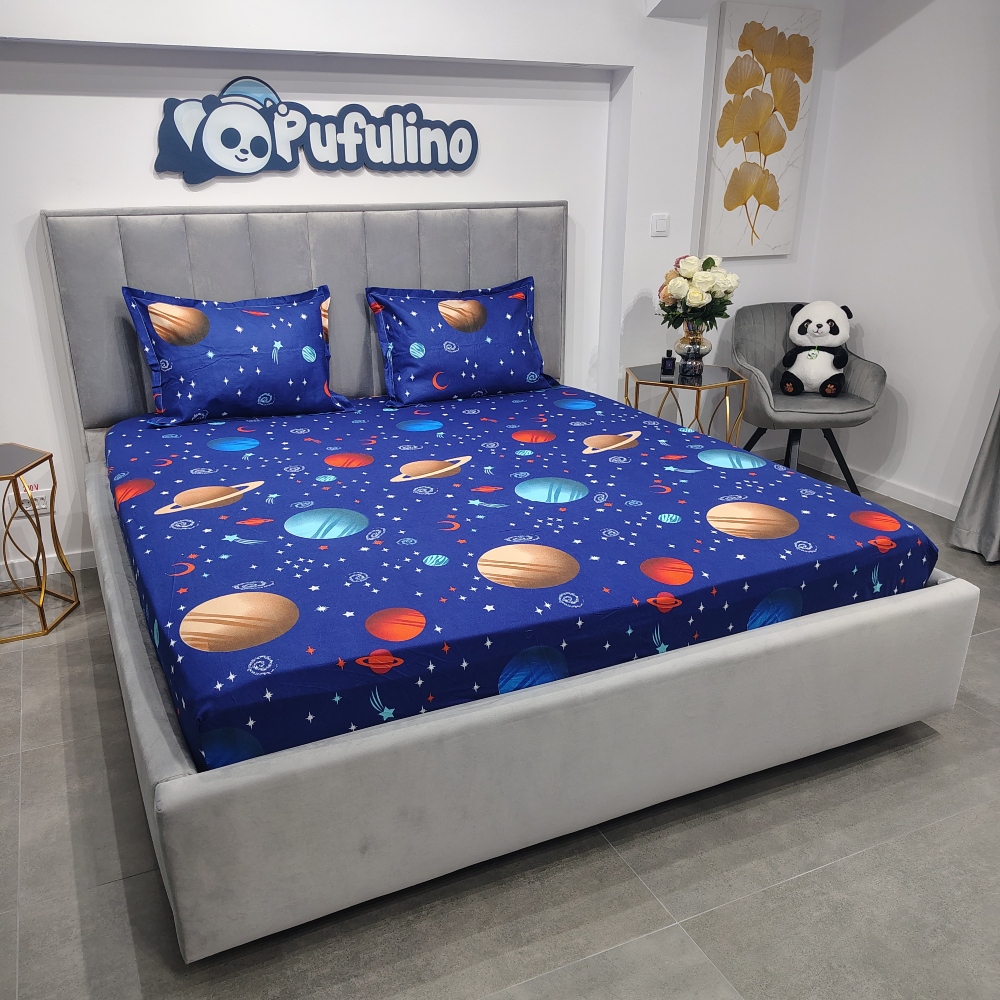 husa de pat finet albastra cu planete (1) husa de pat finet albastra cu planete