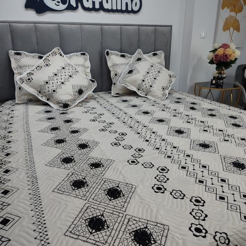 cuvertura de pat crem cu ornamente