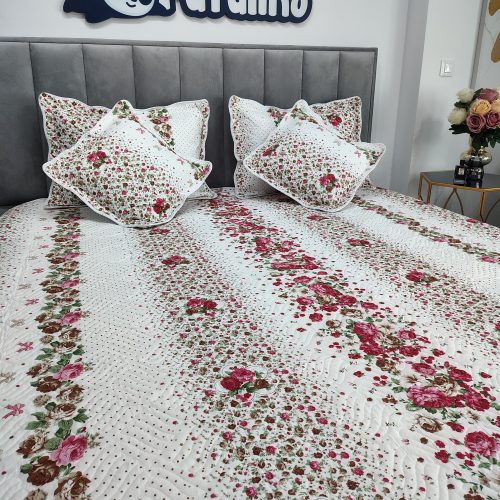 cuvertura de pat alba cu trandafiri