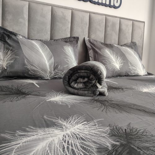 husa de pat gri cu pene