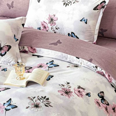 lenjerie alb roz cu fluturi colorati - aproape