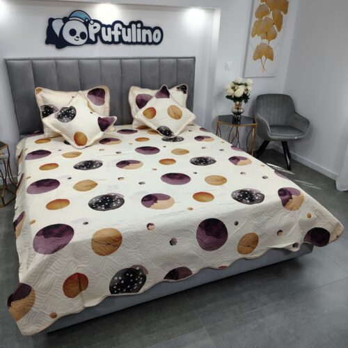 cuvertura de pat bej cu cercuri colorate