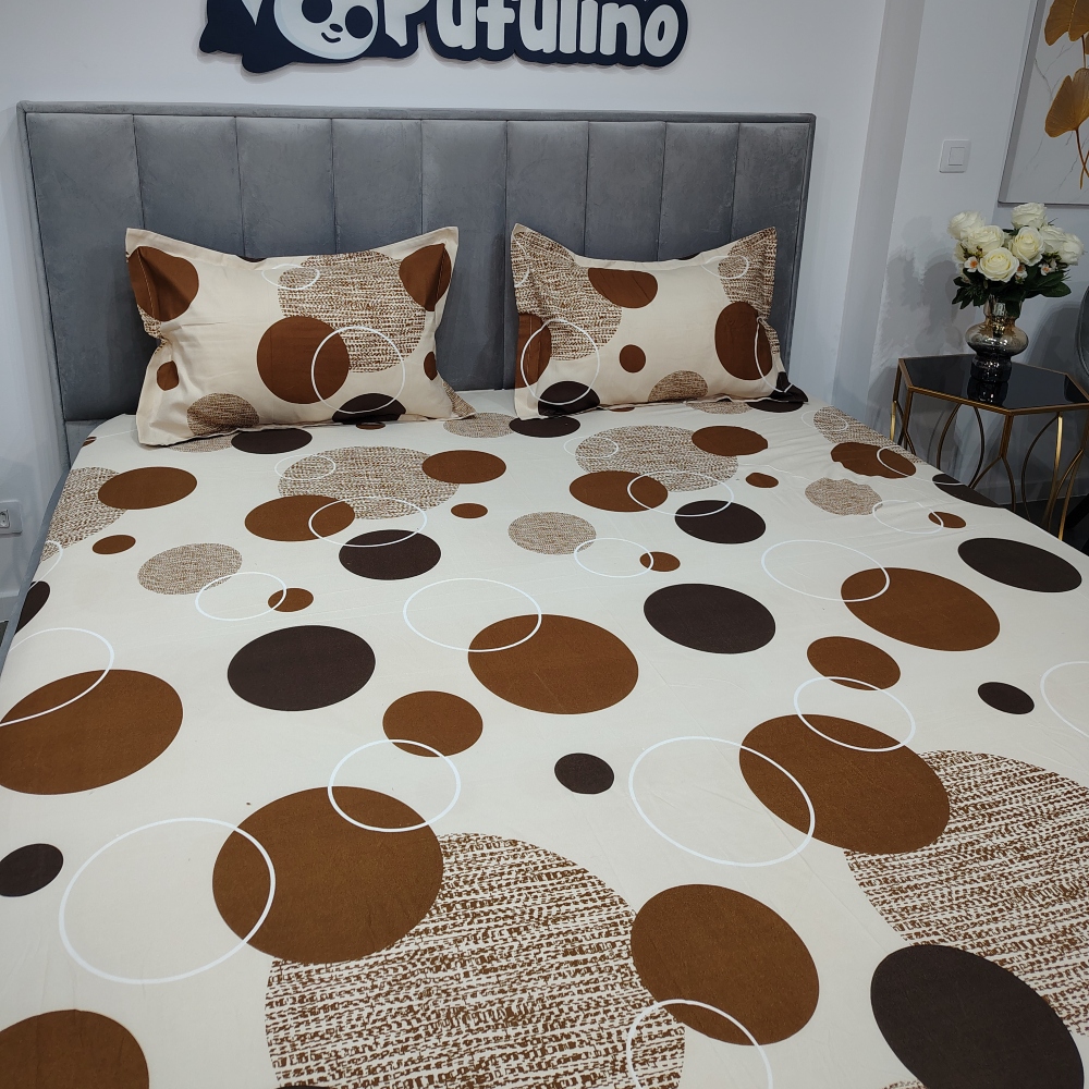 husa de pat material finet crem cu cercuri maro (2) husa de pat material finet crem cu cercuri maro