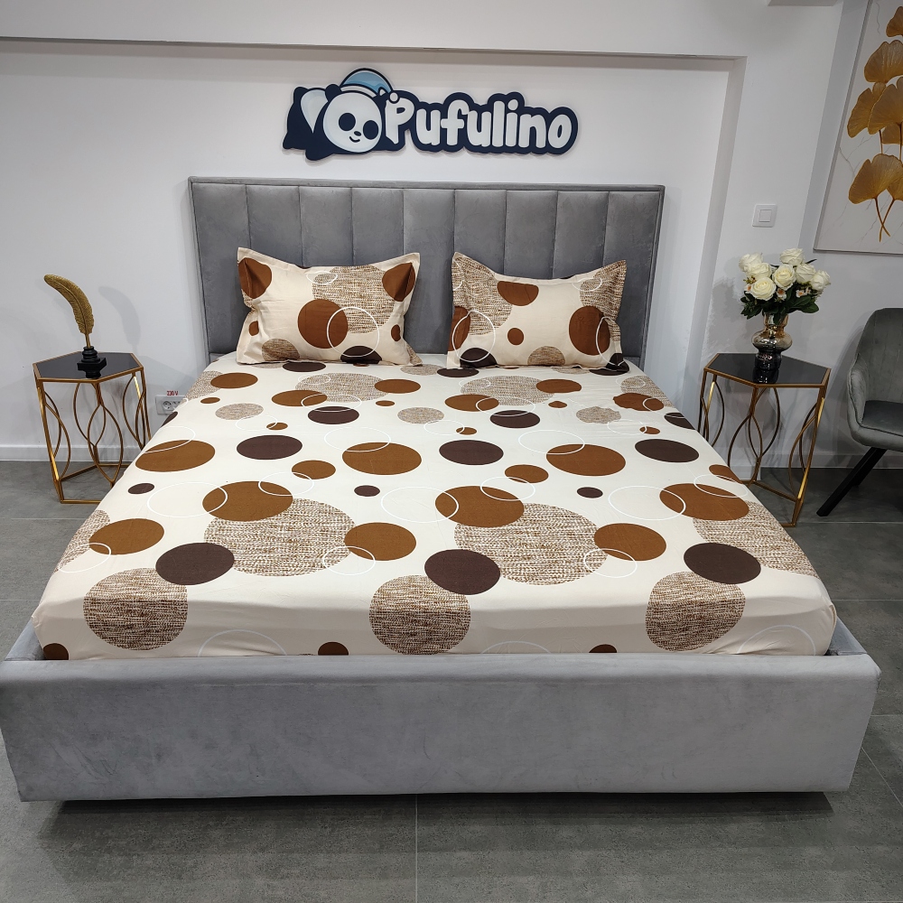 husa de pat material finet crem cu cercuri maro husa de pat material finet crem cu cercuri maro