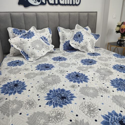 cuvertura de pat gri cu floare albastra