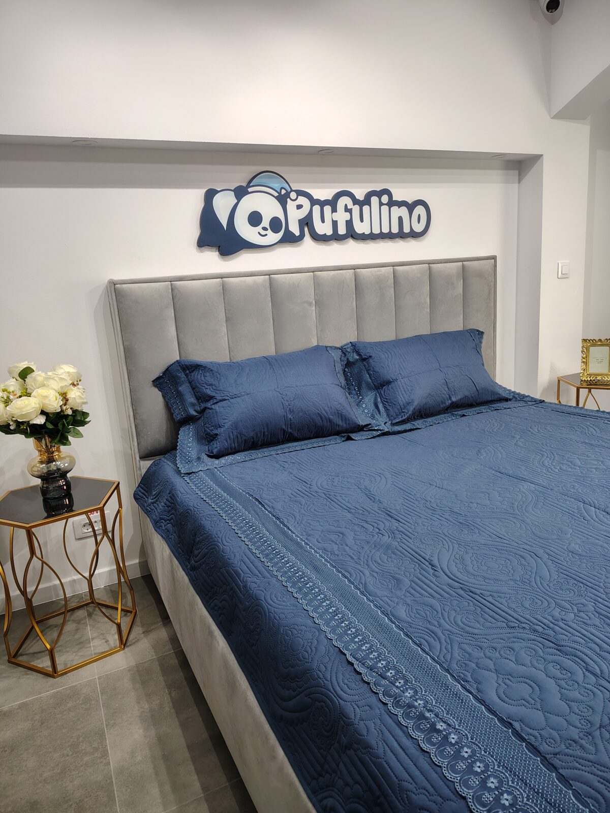 Cuvertura bleumarin cu broderie aplicata material