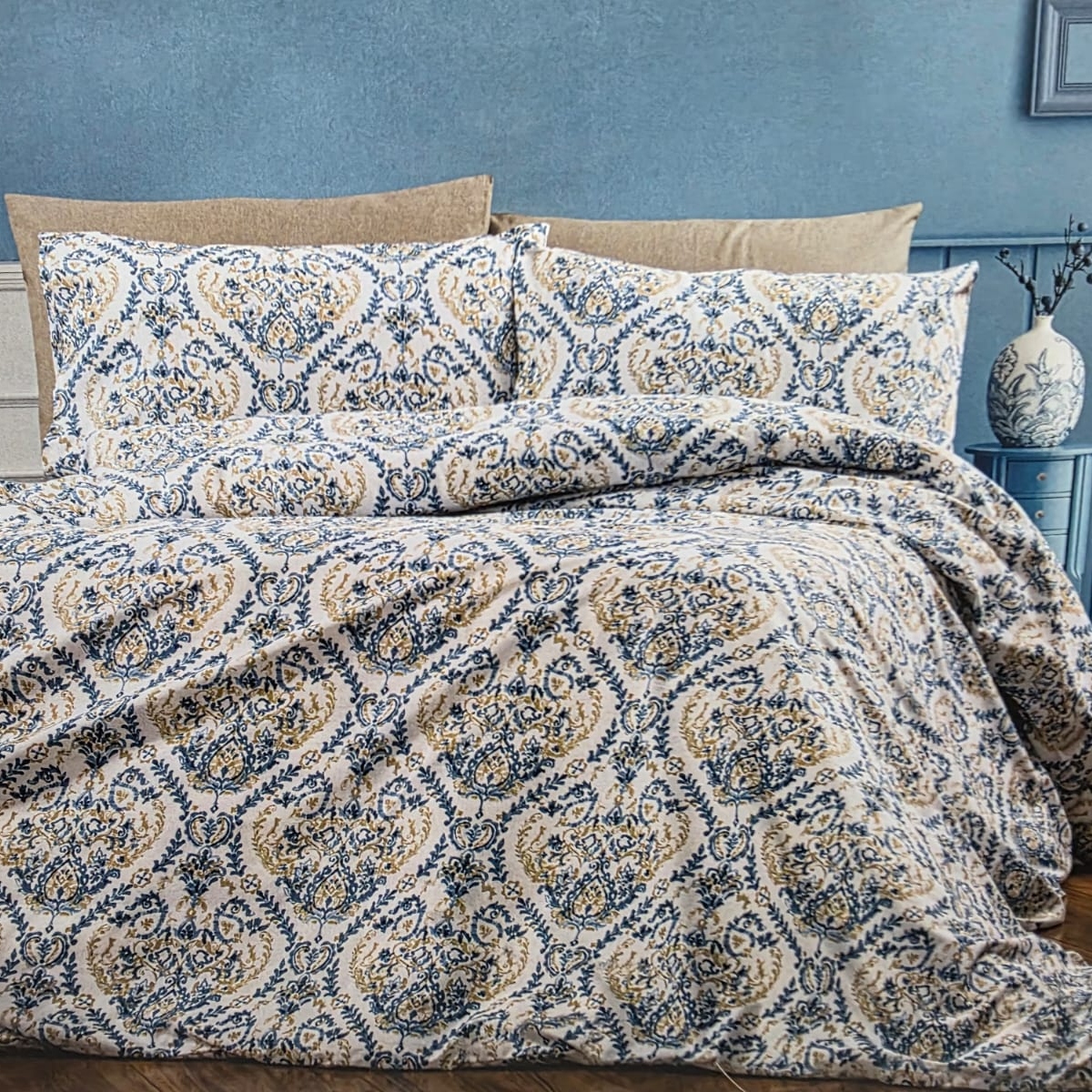 lenjerie alba cu ornamente aurii bleumarin lenjerie alba cu ornamente aurii bleumarin