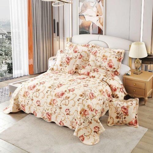 cuvertura crem cu flori si ornamente rosii