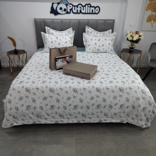 lenjerie de pat material finet alba cu floricele albastre