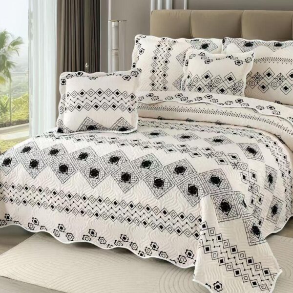 cuvertura crem cu forme geometrice traditionale