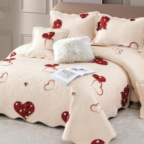 cuvertura crem cu inimioare rosii