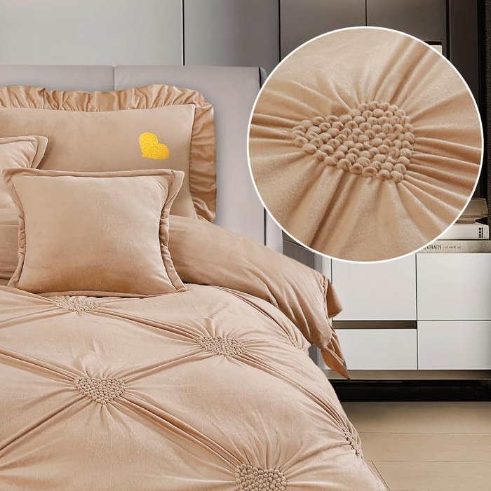 Lenjerie de pat cu pliuri si inimioare East Comfort Bej de aproape Lenjerie de pat cu pliuri si inimioare East Comfort Bej de aproape