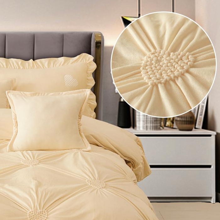 Lenjerie de pat cu pliuri si inimioare East Comfort Crem de aproape