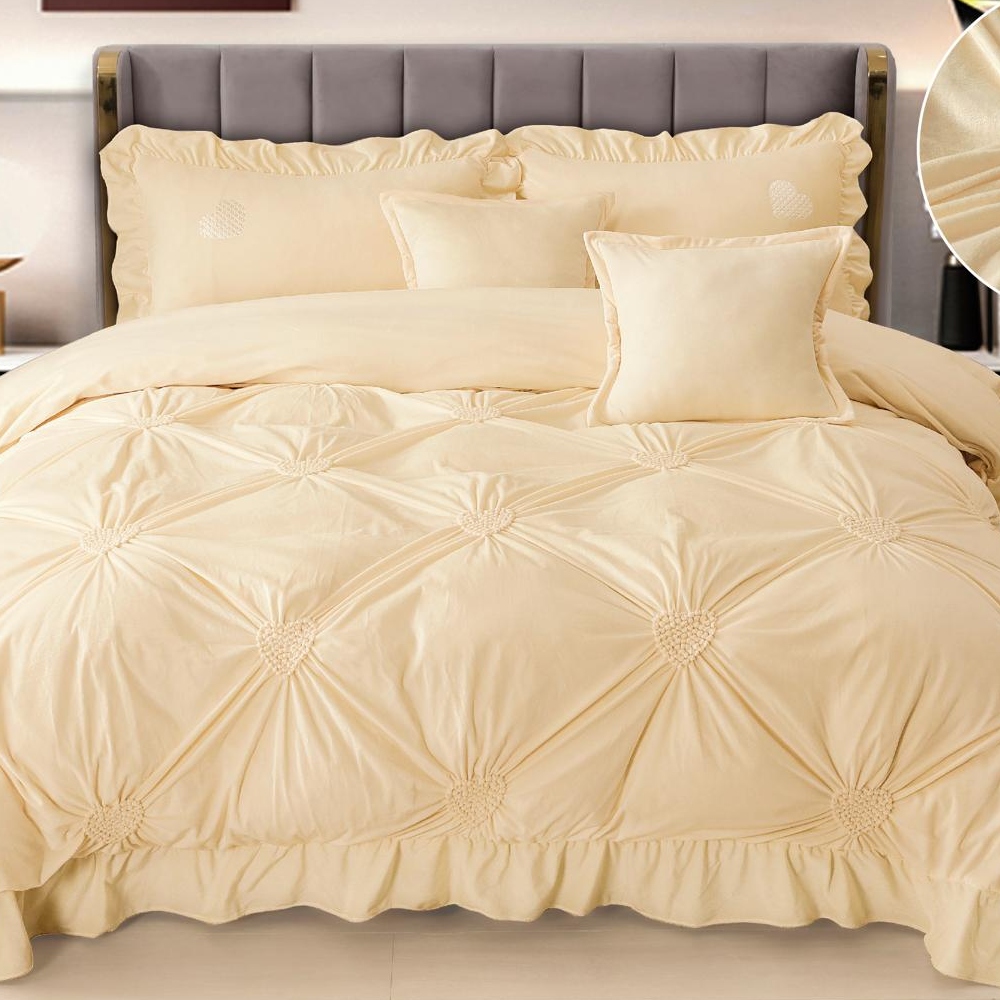 Lenjerie de pat cu pliuri si inimioare East Comfort Crem Lenjerie de pat cu pliuri si inimioare East Comfort Crem