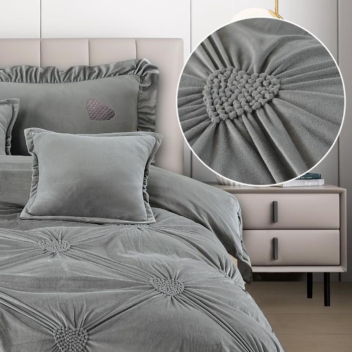 Lenjerie de pat cu pliuri si inimioare East Comfort Gri Deschis de aproape