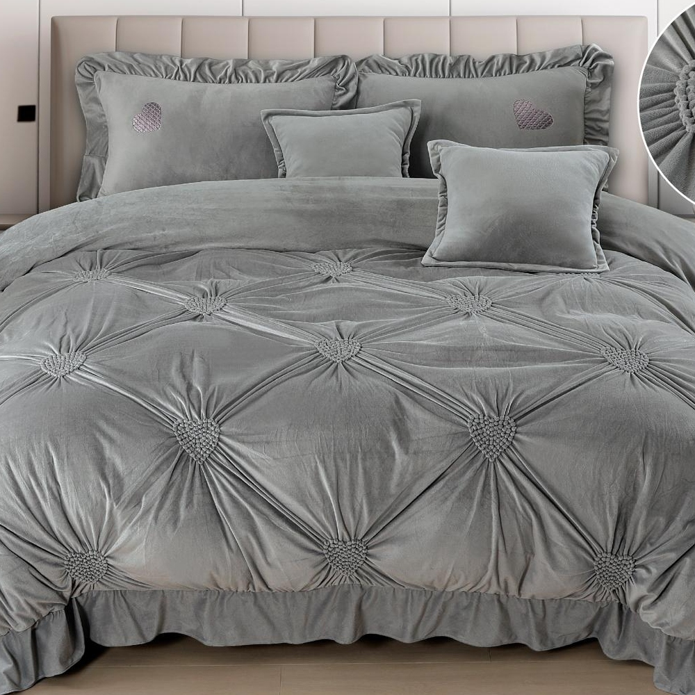 Lenjerie de pat cu pliuri si inimioare East Comfort Gri Deschis Lenjerie de pat cu pliuri si inimioare East Comfort Gri Deschis