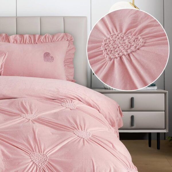 Lenjerie de pat cu pliuri si inimioare East Comfort Roz de aproape