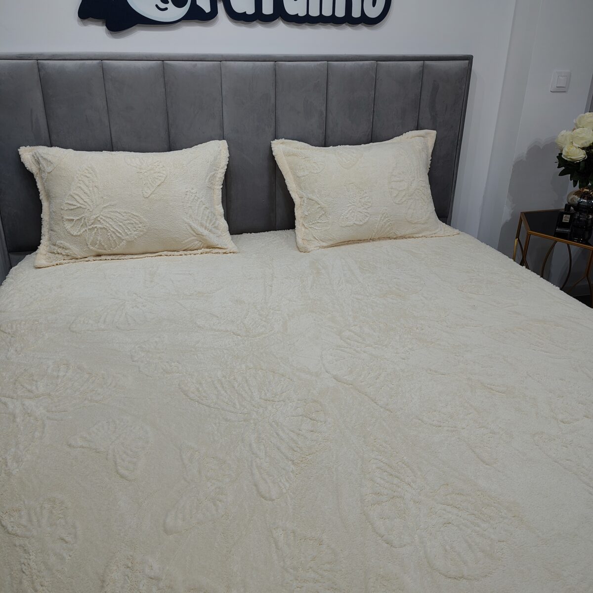 husa de pat cocoluno model cu fluturi galbena (2)