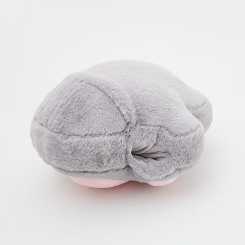 jucarie plus si patura labuta pisica gri aproape