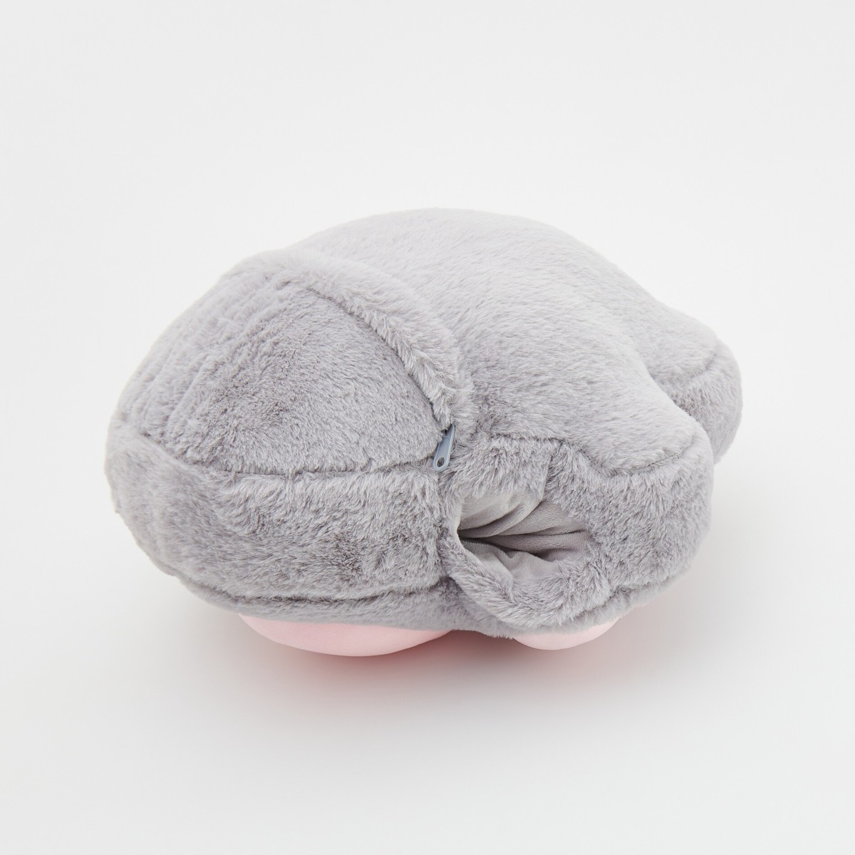 jucarie plus si patura labuta pisica gri aproape jucarie plus si patura labuta pisica gri aproape