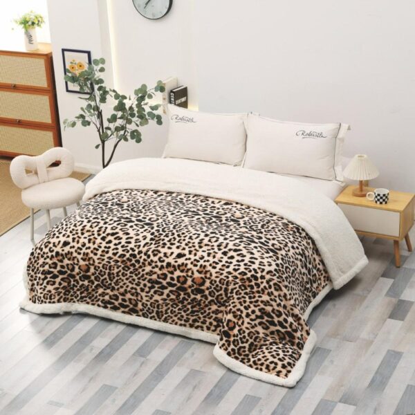 patura cu blanita animal print