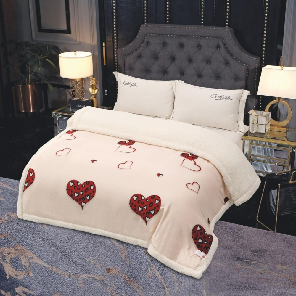 patura cu blanita crem cu inimioare patura cu blanita crem cu inimioare