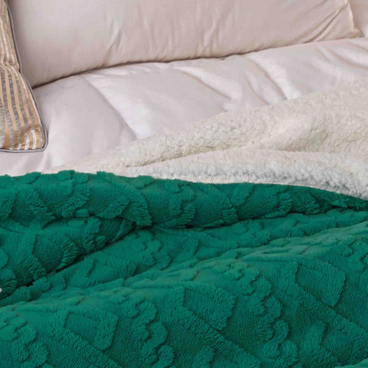 patura cu blanita tricot verde smarald aproape patura cu blanita tricot verde smarald aproape