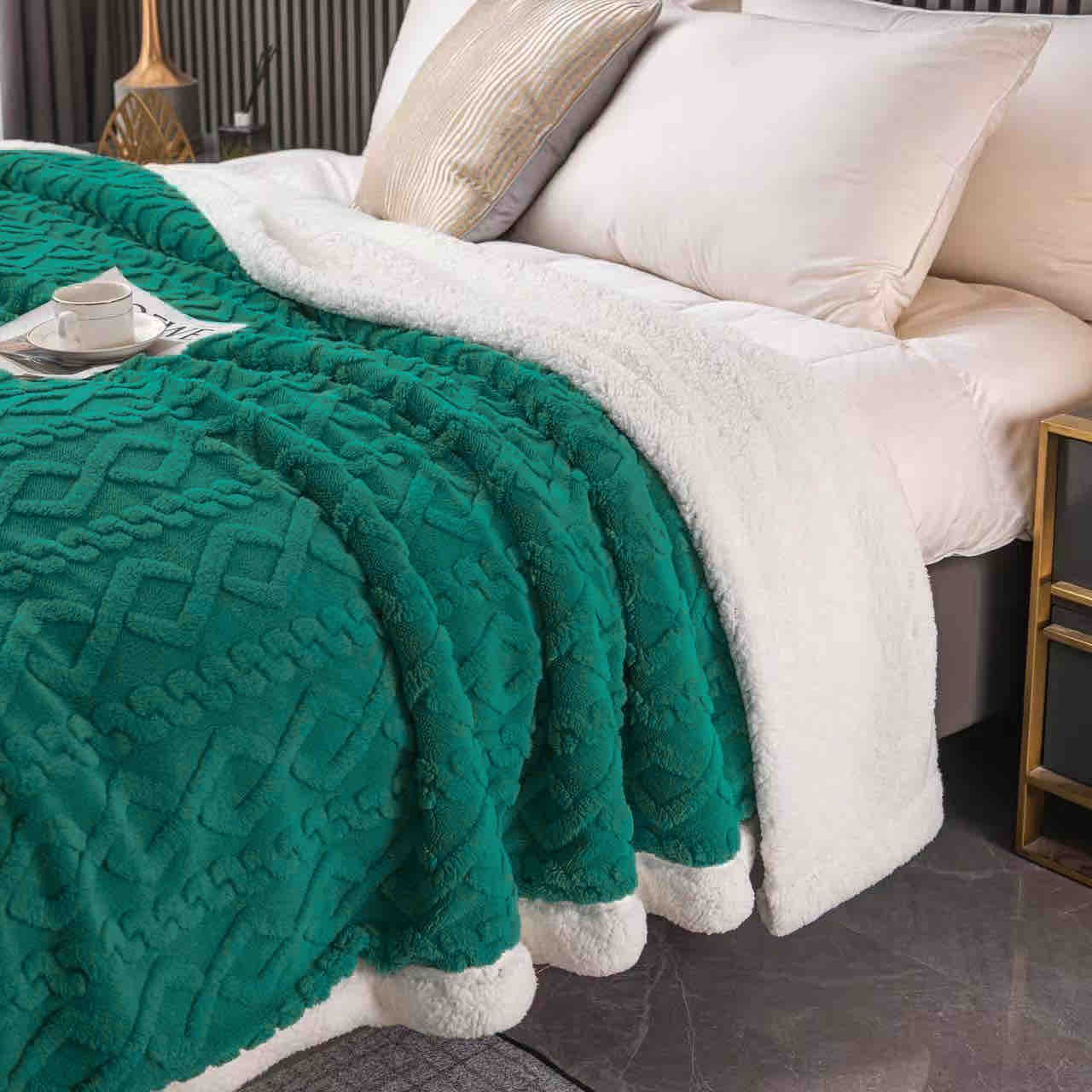 patura cu blanita tricot verde smarald material patura cu blanita tricot verde smarald material